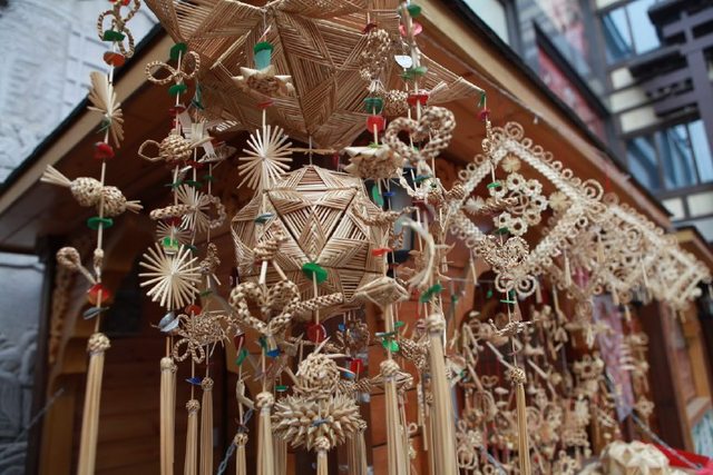 麦秆变废为宝 农民巧手编织工艺品，年入千元创增收